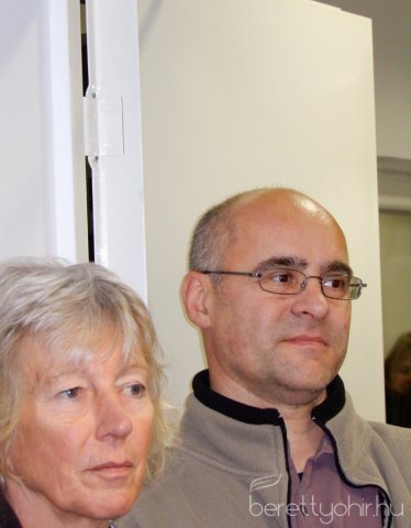 Fellobant az első gyertya lángja 23